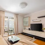 Cecilia Apartment, Private Parking Included
