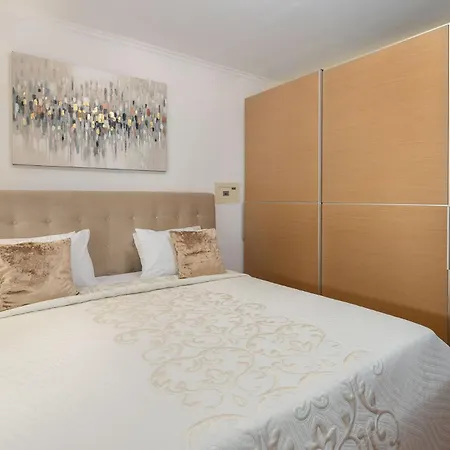 Apartman Cecilia Apartment, Private Parking Included Split