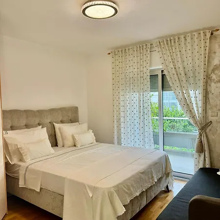 Cecilia Apartment *