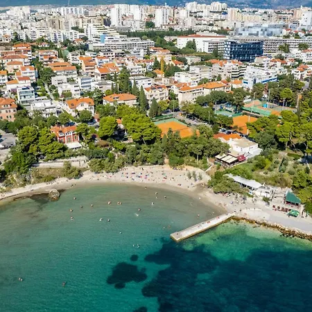 Апартаменты Cecilia Apartment, Private Parking Included *